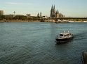 Wieder Oelteppich auf dem Rhein bei Koeln P09